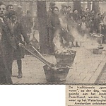 Nieuwe Tilburgsche Courant 16 april 1938, dageditie, pag. 8.  Gomets-vuren Waterlooplein te Amsterdam.