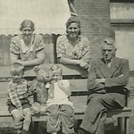 Onderduikers te Wijnjeterp 1942. Het jongetje links is de eigenaar van de foto's. De vrouw links zijn moeder. Wie zijn de andere personen op de foto.