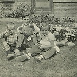 Onderduikers te Wijnjeterp 1942. Het jongetje links is de eigenaar van de foto's. Wie zijn de andere personen op de foto.