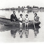 Gezin Aussen bootje varen op de IJssel.jpg