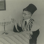 Hijmie steekt de Menorah aan.jpg