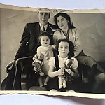 Jan en Mirjam met hun kinderen Anja en Irene. Ongeveer 1951.