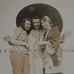 Dienant Frankenhuis op het strand van Scheveningen 1931 met twee onbekende dames (Cor en Annie volgens het bijschrift)