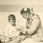 Sophia de Wilde-Snuijf op Scheveningse strand met een van haar kleinkinderen