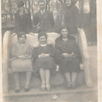 De zusjes Benavente zittend: Rachel, Lea, Frederika  en Joseph Benavente middenachter tussen twee vriendinnen.